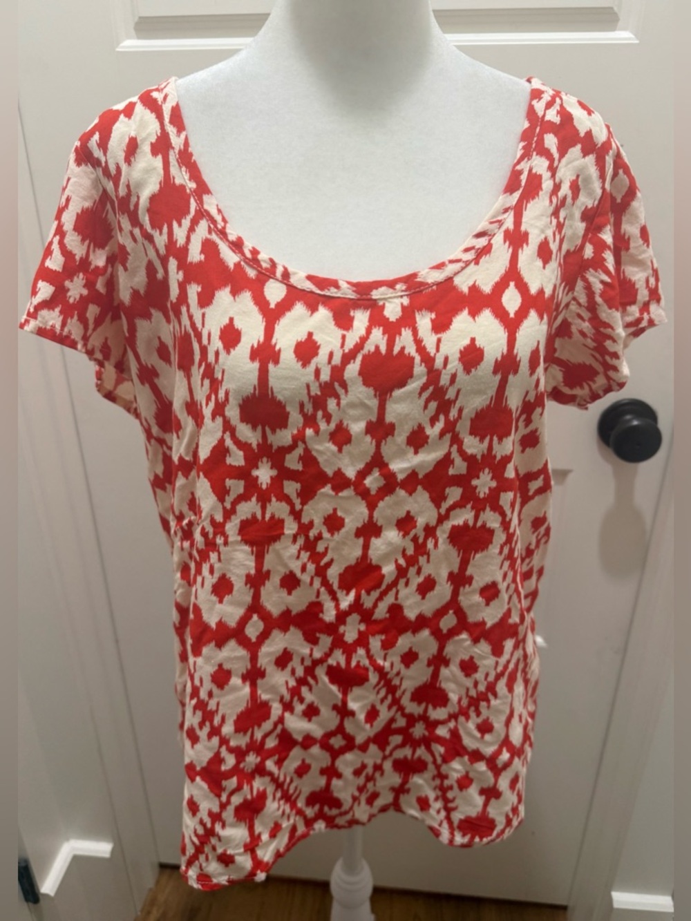 Kavu. Bernice Ikat Print Split Back Top. Red-Orange/White. Size medium.